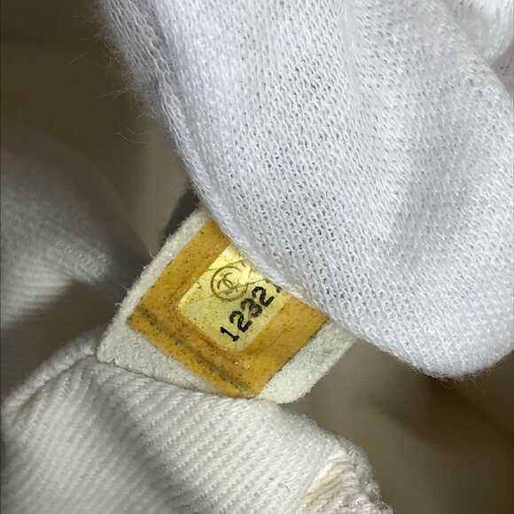 CHANEL White Caviar Leather Logo Shoulder Bag - Picture 14 of 15